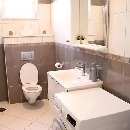 Mateo Apartment Split