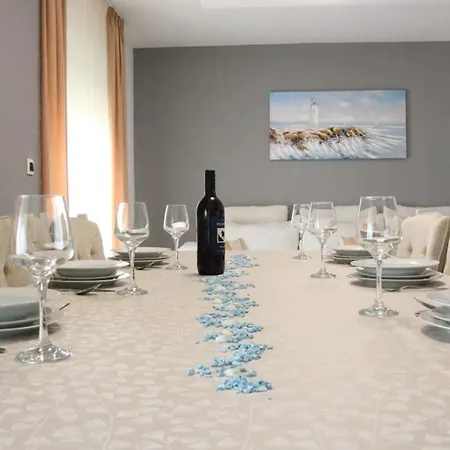 Mateo Apartment Split